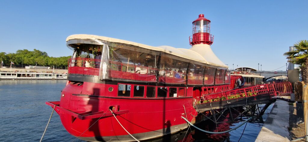 La péniche Le Bateau Phare amarrée sur la Seine