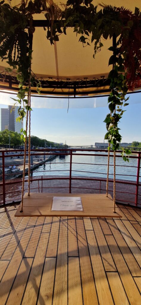 Banc balançoire avec vue sur la Seine