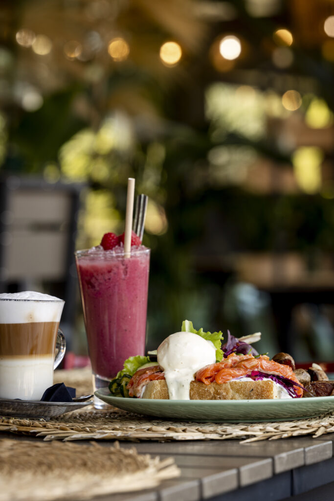 Brunch, smoothie et latte en terrasse