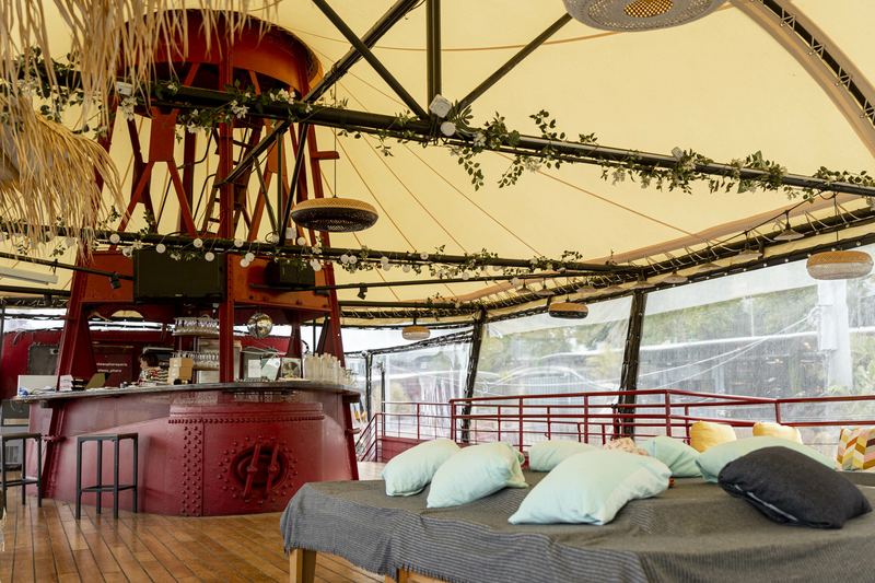 Das Deck, ovale Bar und Kissen