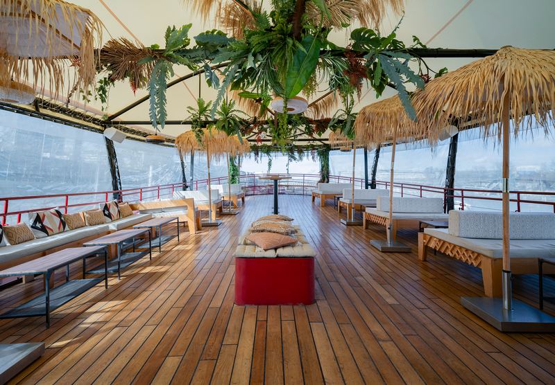 Das Deck, Holzboden und Liegebänke
